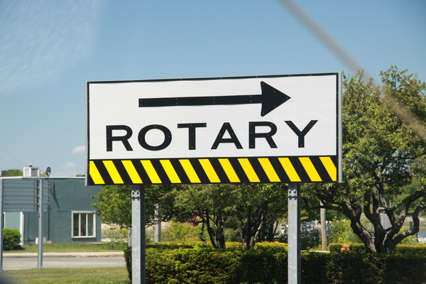 Rotary, trafic circle of roundabout
Waarom één woord (of bord) gebruiken voor hetzelfde?