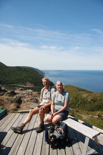 Magda en Fred juni 2015 Cape Breton Highlands NP (Nova Scotia, Canada)
Op het uitzichtspunt van de Skyline wandeling