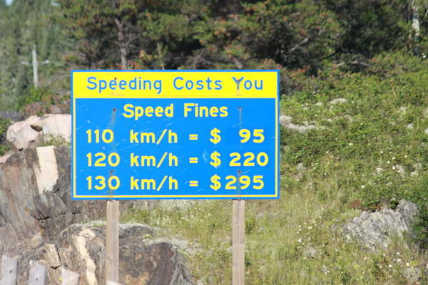 Snelheidsboete informatie
Dit is op een 90 km/u weg, geen wonder dat ze standaard 10km/u te hard rijden... koopje
Behalve dat het ook rijbewijs punten kost (ander bord)