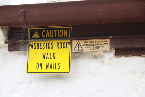 Pas op, Asbest dakbedekking. Loop op nagels