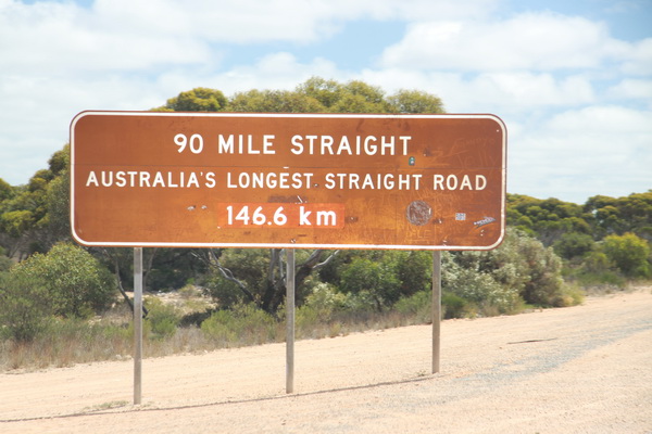 90mile straight - Langste rechte stuk weg in Australie 146,6km