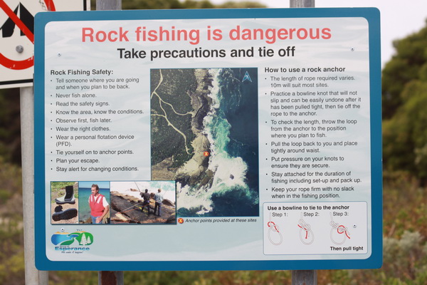 Vissen vanaf de rotsen is gevaarlijk, er zijn veranker (!) punten om je met touw vast te binden.