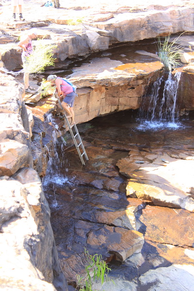 Magda juni 2016 - Wunnumurra Gorge (Mt Elizabeth Station, Kimberley)
Magda op de ladder de Gorge in waar je kunt zwemmen