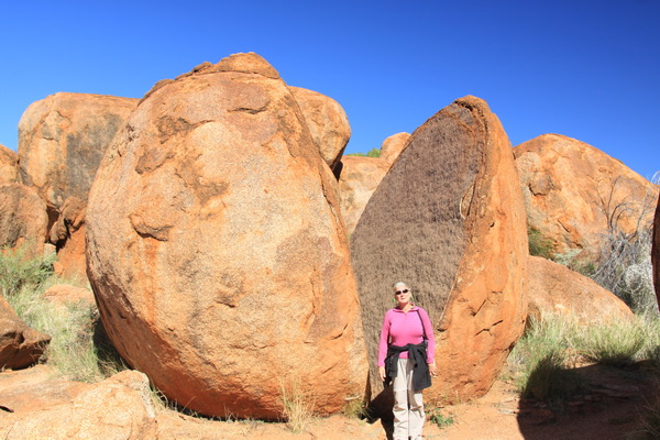 Magda juli 2016 - Devils Marbles (Northern Territory, Australie)
Apart deze enorme stenen soms zo 'doorgesneden'