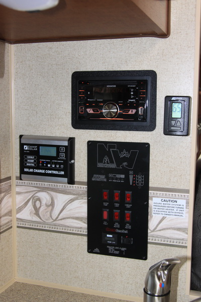 De radio, thermostaat, schakelaars, controle tanks en accu's en het paneel voor de 200W zonnecellen