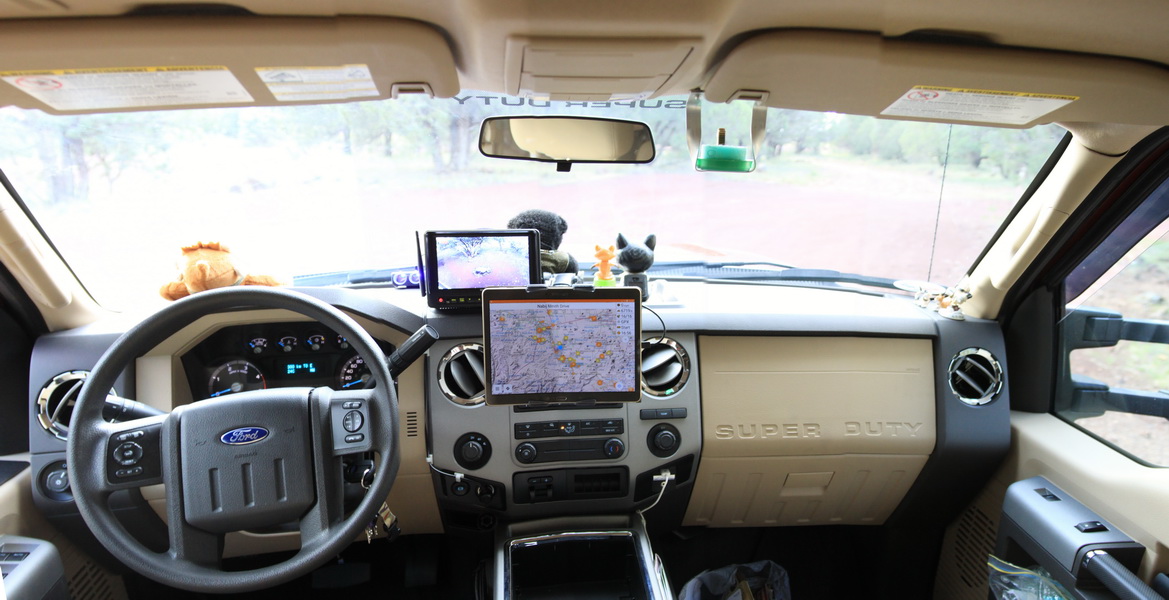 Hier het interieur van de Ford.
Lekker ruim en met het grote kleuren scherm van de camera achter op de truck unit en het tablet met de GPS app (OsmAnd+)