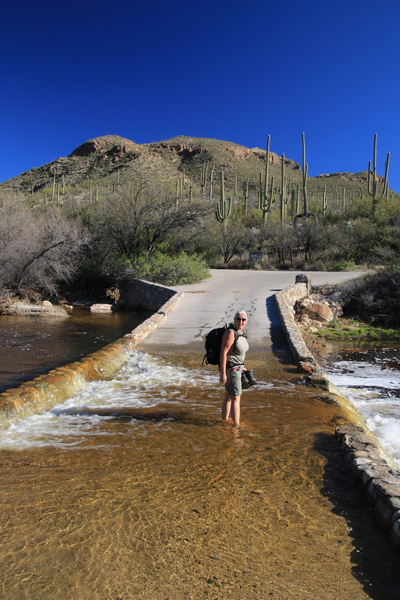 Magda januari 2017 - Sabina Canyon (Arizona, USA)
Op blote voeten door de water crossing, erg koud water