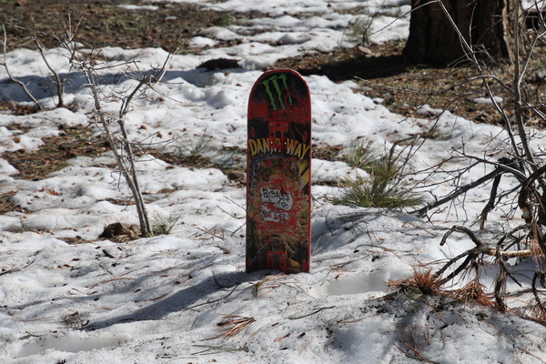 Een gevonden Skateboard zonder wielen op de camping in de sneeuw.
Maar veel te groot voor Ukkie, dus achter gelaten