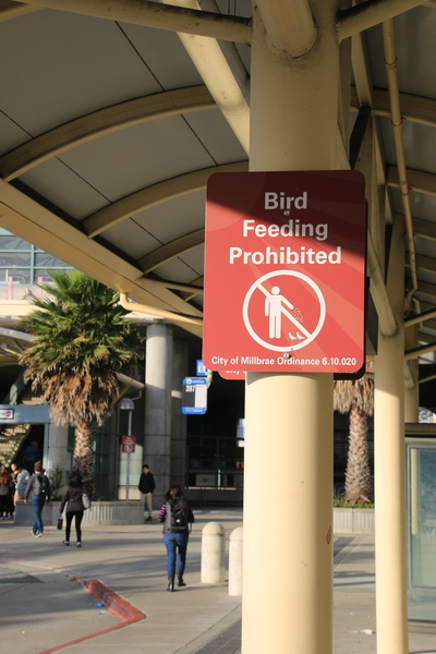 Niet de vogels voeren
Bij het BART station bij San Francisco