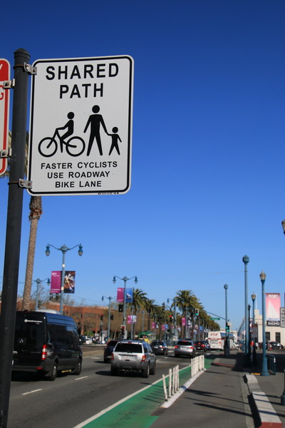 Gedeeld fiets-/voetpad, snellere fietsers moeten de rijweg gebruiken
San Francisco