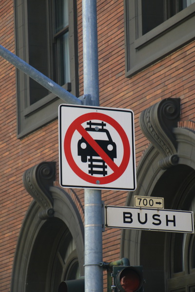 Verboden op kabeltram rails te rijden
San Francisco
