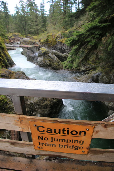 Waarschuwing, niet van brug springen
Geen idee wie dat hier zou willen doen, maar je bent gewaarschuwd