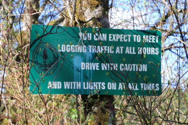 Wees alert voor bosbouw verkeer op alle uren en rij altijd met verlichting aan