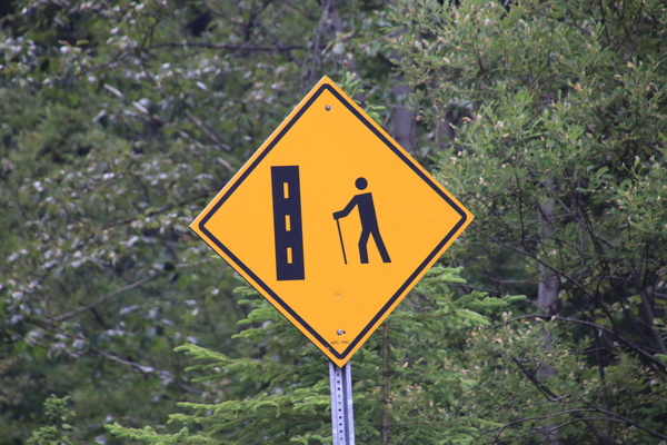 Waarschuwing voor voetgangers die de weg oversteken