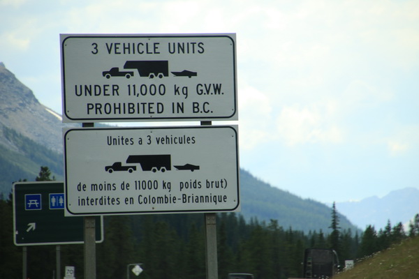 Verboden voor dubbele aanhangers (onder de 11.000kg toegestaan gewicht)
Op grens van Alberta (waar het wel mag) en British Columbia