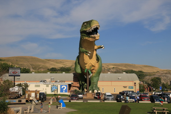 Een giga Dino bij het informatie centrum