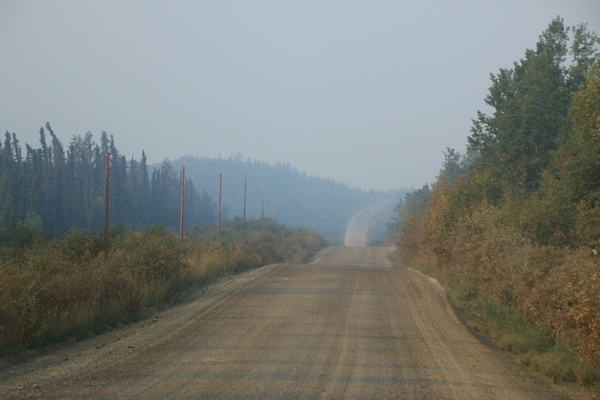 Op de weg terug rook van de branden bij Pelican Narrows, een stuk oostelijk in Saskatchewan