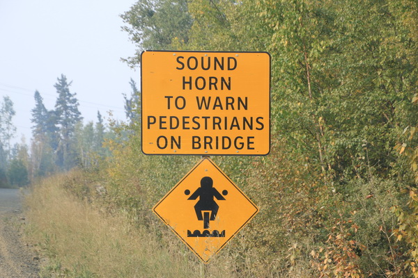 Toeter om voetgangers op brug te waarschuwen