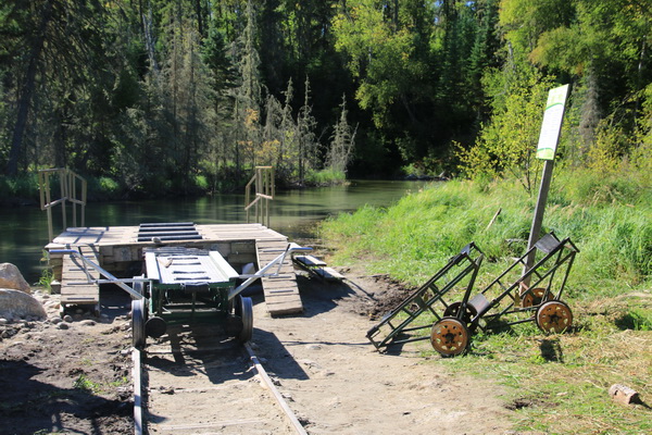 Een rail boat portage, je kunt je bootje of kano met een treinwagonnetje naar Kingsmere Lake transporteren (of terug)