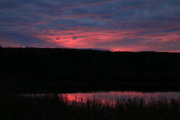 Zonsondergang weerspiegeld in het meertje