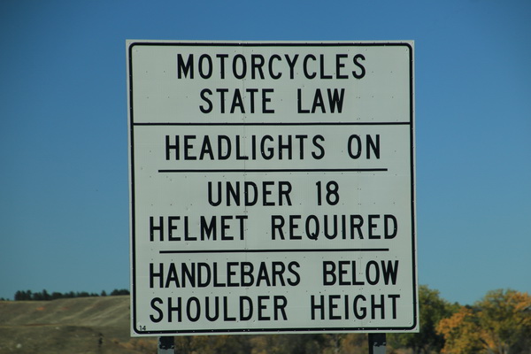 Wyoming motor wetgeving; Licht aan, Helmplicht onder 18 jaar, stuurhandgrepen onder schouderhoogte