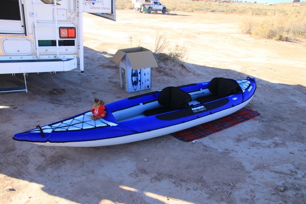 Hier, midden in de woestijn, onze opblaas kano voor het eerst opgeblazen.
Moose heeft al een plekje gevonden, nu nog water en warm weer ;-)