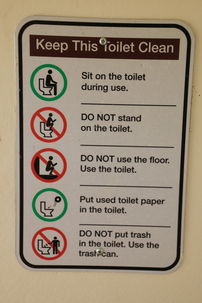 Toitet etiquette: Niet op toilet hurken, maar ook niet de vloer als toilet gebruiken !!!
Niet op toilet hurken bordjes kenden we al uit Australie, maar de vloer als toilet gebruiken ???
