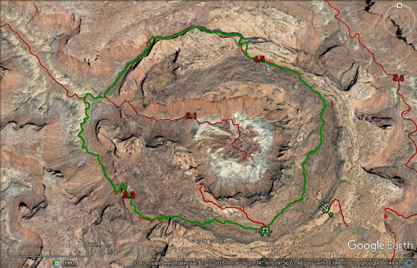 Syncline rondwandeling, 14 km met ruim 400 m hoogte verschil.
De (groene) route op Google Earth, laat niet de hoogte verschillen zien helaas.