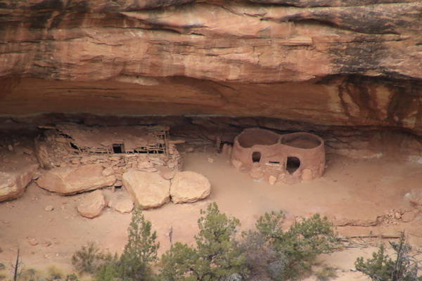 Pueblo woningen op een richel in de canyon