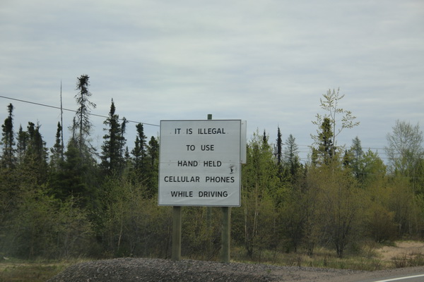 Het is niet toegestaan om mobieltjes te gebruiken tijdens het rijden