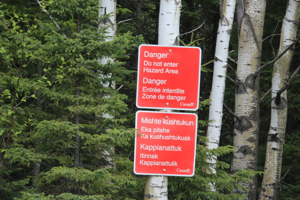 Gevaar; Geen toegang tot gevaarlijk terrein (ook in Frans en First Nation talen)