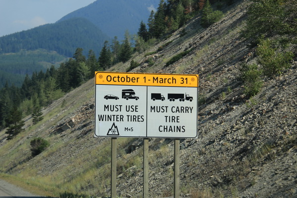 Winter; Auto's en RV's moeten winterbanden gebruiken, vrachtwagens moeten sneeuwketting bij zich hebben