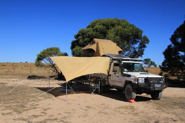 We hebben ons 3x3 vloerkleed met elastiek aan de canopy vast en met de uitschuif tentstokken (Aldi) een luifel gemaakt.