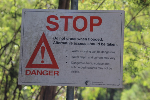 Stop - rij niet door de rivier bij overstroming