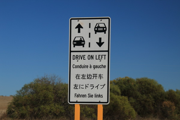 Links rijden in vijf talen.
Zomaar in de middle of nowhere in Western Australia, als je dat nu nog niet wist...