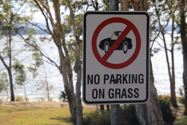 Verboden op het gras te parkeren
Vrij normaal in Nederland, uitzonderlijk in Australie