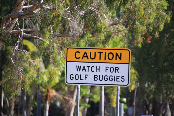 Waarschuwing voor overstekende Golfwagentjes