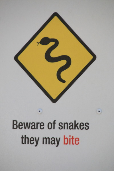 Waarschuwing voor slangen, ze kunnen bijten
