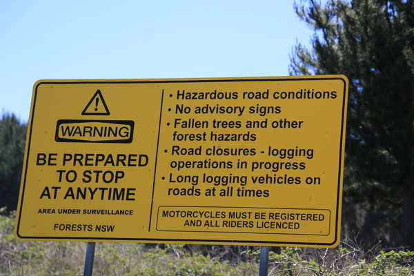 Waarschuwingen voor rijden op boswegen