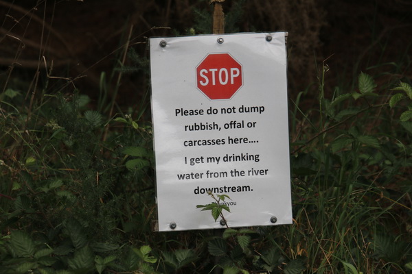 Prive bordje om geen afval en DODE DIEREN te dumpen, iemand gebruikt het riviertje voor DRINKWATER verderop