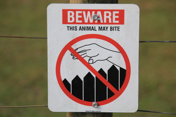 Waarschuwing dat het dier achter het hek kan bijten