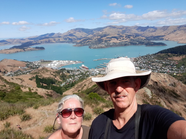 Magda en Fred februari 2020 - Nieuwe mobiel, selfie proberen (Mount Cavindish, NZ)