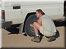 Fred - 2001:  De bandenspanning laten aflopen voor de Simpson Desert