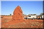 Fred oktober 2012 Bij een enorme termieten heuvel langs de Plenty Highway in NT