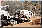 Kimmy wordt op een "tilt truck" geladen om naar Alice Springs vervoert te worden. 85km enkele reis, AU$693