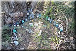 Dit is de meest bijzondere Geocache die we tot nu toe gevonden hebben.
De Geocache zit in het grotere huisje achteraan.