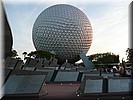 De Epcot wereldbol bij zonsondergang