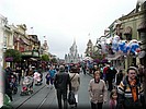 Straatbeeld van het park
Main street met het kasteel - overdag