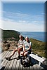 Magda en Fred juni 2015 Cape Breton Highlands NP (Nova Scotia, Canada)
Op het uitzichtspunt van de Skyline wandeling