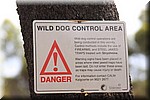 Waarschuwing, wilde honden vang gebied,  met vuurwapens en giftige vallen